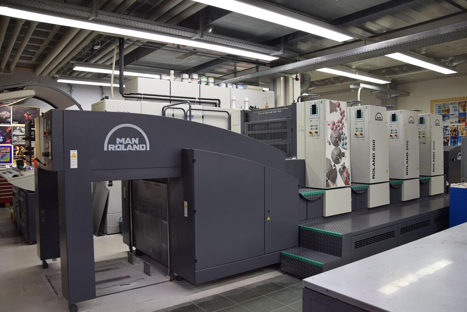 A four-colour sheet-fed offset press in a print hall